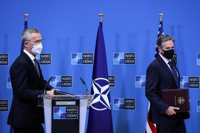 US-Außenminister Antony Blinken (R) und der Generalsekretär des Transatlantischen Bündnisses, NATO-Chef Jens Stoltenberg, treffen zu einer gemeinsamen Pressekonferenz ein. Foto: epa/Kenzo Tribouillard