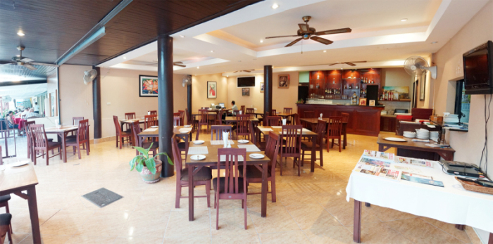 Louis Restaurant kommt ohne Klimaanlage aus und bietet einen guten Ausblick auf das lebhafte Treiben der Soi 31.