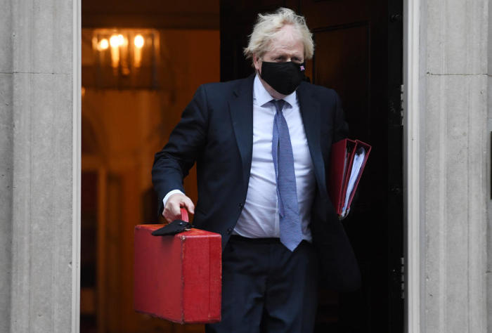 Der britische Premierminister Boris Johnson verlässt Downing Street 10, um am PMQS in den Houses of Parliament in London teilzunehmen. Foto: epa/Facundo Arrizabalaga
