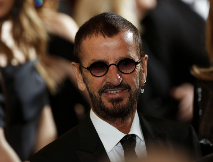 Ringo Starr und Barry Gibb sind Ritter, Gesellschaft