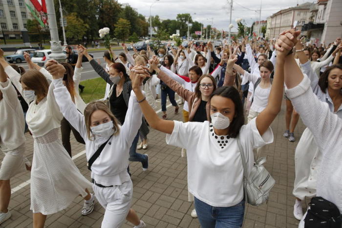 Frauen versammeln sich zur Unterstützung inhaftierter und verletzter Teilnehmerinnen der Proteste, die im Anschluss an die Präsidentschaftswahlen in Minsk ausgebrochen sind. Foto: epa/Stina Stjernkvisttatjana Zenkowitsch