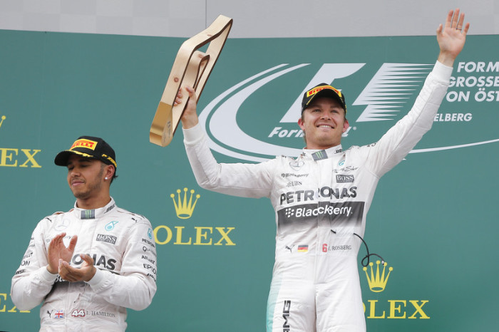 Nico Rosbergs (r.) Formhoch setzt Formel-1-Spitzenreiter Lewis Hamilton (l.) vor seinem Heimrennen unter Druck. Weitere Erfolge gönnt der Titelverteidiger seinem Mercedes-Kollegen nicht. Foto: epa/Valdrin Xhemaj