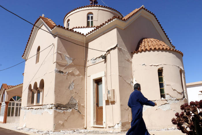 Eine beschädigte Kirche nach einem Erdbeben in Roussochoria im Osten Kretas. Foto: epa/Nikos Chalkiadakis