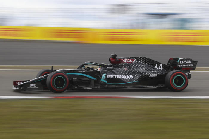 Großer britischer Formel-1-Pilot Lewis Hamilton von Mercedes-AMG Petronas im Einsatz während des Großen Preises der Formel 1 Eifel 2020. Foto: epa/Wolfgang Rattay