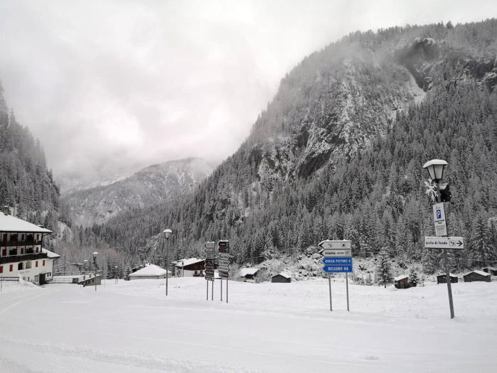 In Malga Ciapela, wo die Skilifte noch geschlossen sind, bedeckt Schnee die Landschaft. Foto: epa/Matteo Nesello