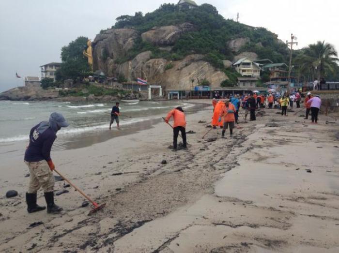 Auch wenn der Strand von Hua Hin schon längst von dem ausgetretenen Öl bereinigt wurde, sind die Schäden an der Umwelt noch nicht abzuschätzen. Foto: The Nation