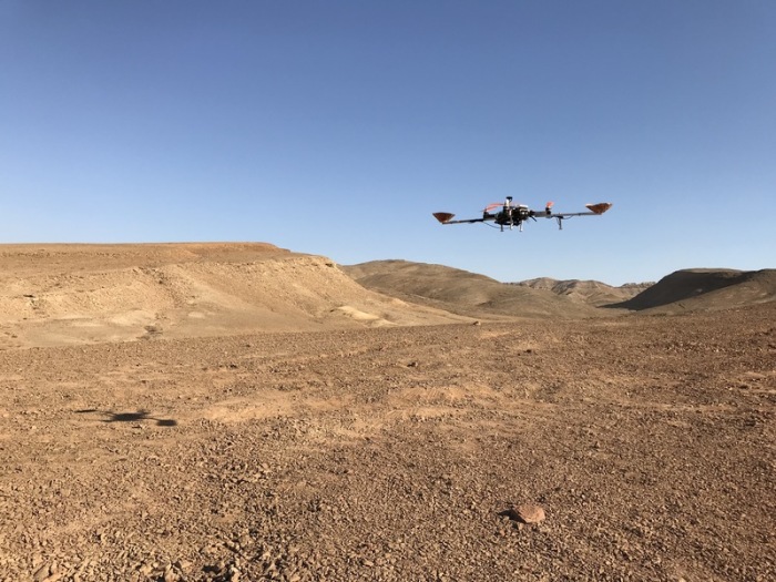 Bei einem Projekt in der Wüste Negev in Israel soll die Navigationstechnologie der mit Rotoren ausgestatteten Drohne für autonomes Fliegen auf dem Mars weiterentwickelt werden. Foto: Control of Networked Systems - Universität Klagenfurt/dpa