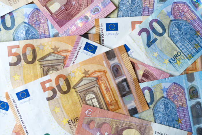 Zahlreiche Banknoten zu 10, 20 und 50 Euro liegen auf einem Tisch. Foto: Monika Skolimowska/Zb/dpa