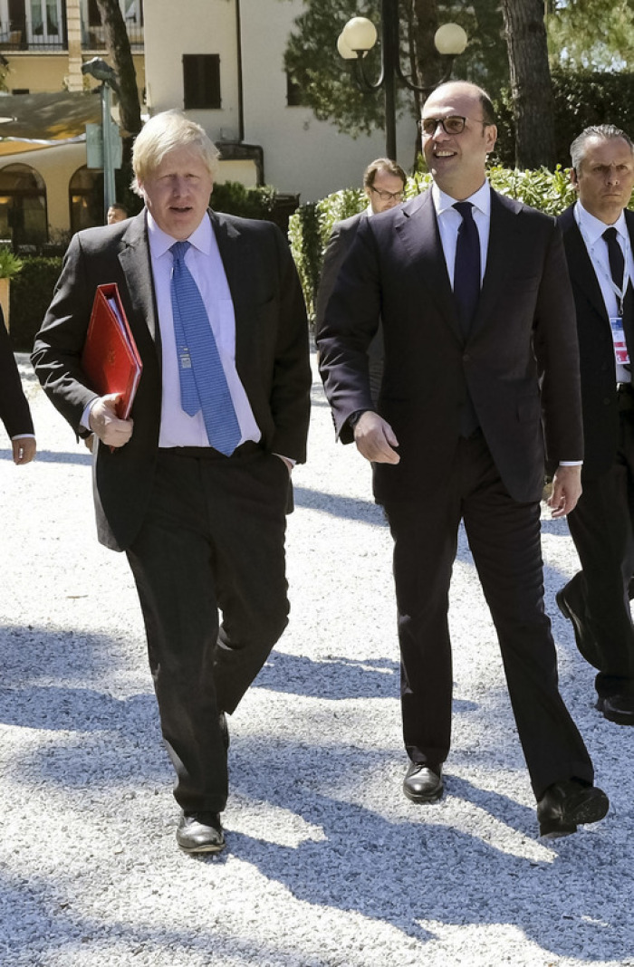 Der britische Außenminister Boris Johnson (l) und der italienische Außenminister Angelino Alfano kommen am 10.04.2017 in Lucca (Italien) zum G7-Außenministertreffen. Foto: Riccardo Dalle Luche/Ansa/AP/dpa