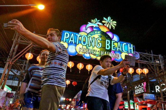 Touristen posieren am Eingang zur Bangla Road in Patong Beach für einen Schnappschuss. Foto: The Thaiger