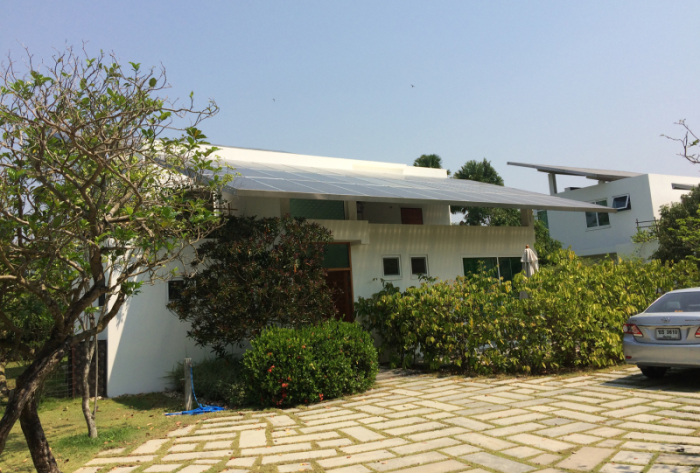 Auf den Dächern aller Häuser im Projekt wurden Solar Panels angebracht, die Bauten wurden auch mit modernen, energiesparenden Materialien gebaut, wirken trotzdem leicht.
