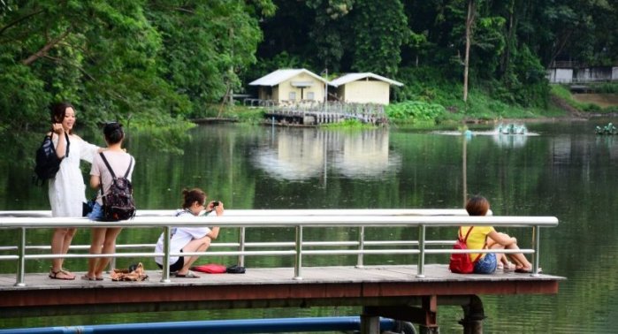 Chinesische Touristen am Ang-Kaew-Reservoir auf dem Gelände der Chiang Mai Univresity.  Foto: The Nation