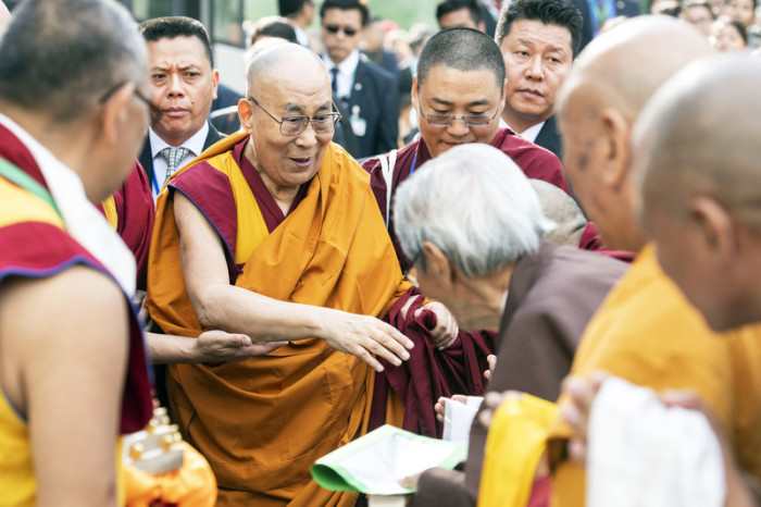 Tibetischer geistlicher Führer, der Dalai Lama (M.). Foto: epa/Ennio Leanza