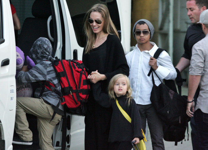 Angelina Jolie mit ihren Kindern (v.l.n.r.) Pax, Vivienne und Maddox. Foto: epa/Mick Tsikas
