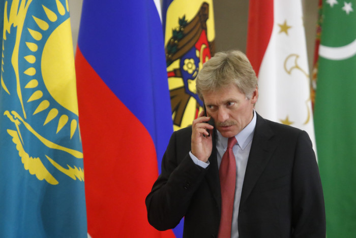 Kreml-Sprecher Dmitri Peskow spricht am Telefon. Foto: epa/Maxim Shemetov / Pool