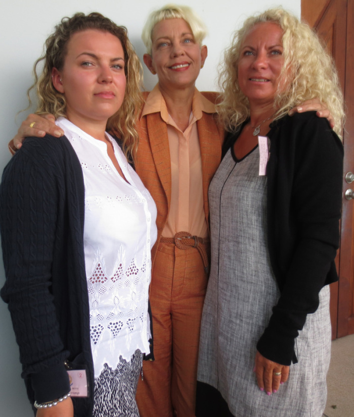 Am Tag des Urteils: Stephens Mutter Diana und die jüngere Schwester Emily mit ihrer Dolmetscherin Liz Luxen (Mitte) im Provinzgericht Koh Samui. Sie wissen noch nichts von der Strafmilderung.