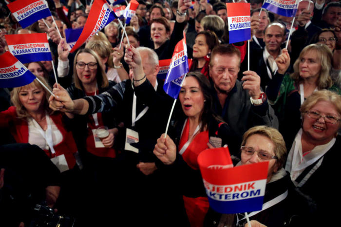 Die Anhänger des kroatischen Präsidentschaftskandidaten der Sozialdemokratischen Partei (SDP) Zoran Milanovic feiern am 05. Januar 2020 während einer Wahlabend-Kundgebung in Zagreb. Foto: epa/Daniel Kasap