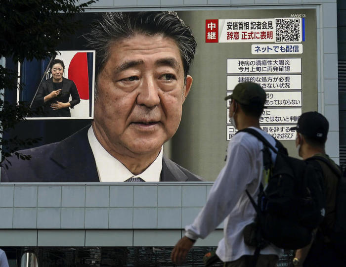 Die Menschen sehen eine öffentliche Sendung, in der der japanische Premierminister Shinzo Abe während einer im Fernsehen übertragenen Pressekonferenz in der offiziellen Residenz des Premierministers seinen Rücktritt a... Foto: epa/Kimimasa Majama