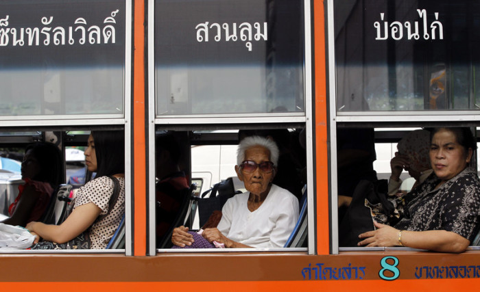 Fahrgäste in einem Linienbus der BMTA in Bangkok. Foto: epa/Rungroj Yongrit