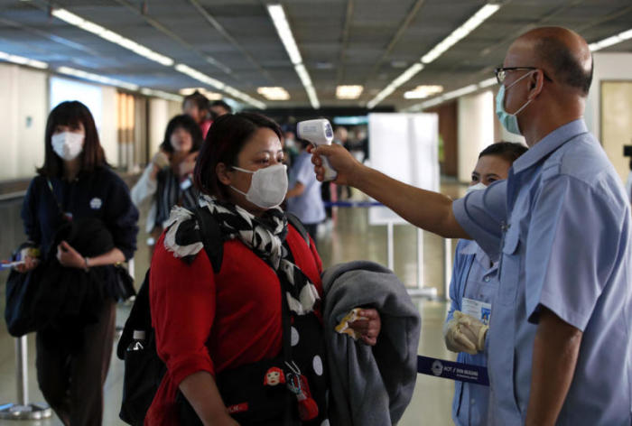 Thais, die aus dem Ausland zurückkehren, werden am Flughafen Suvarnabhumi einer Gesundheitsuntersuchung unterzogen. Foto: epa/RUNGROJ YONGRIT