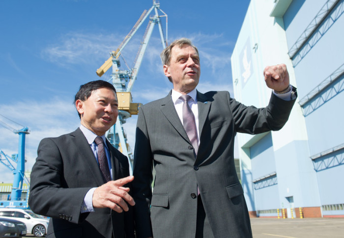 Collin Au (l), Vorsitzender von Genting Hong Kong, und Jarmo Lasko, Geschäftsführer der MV Werften in Stralsund. Archivfoto: epa/Stefan Sauer