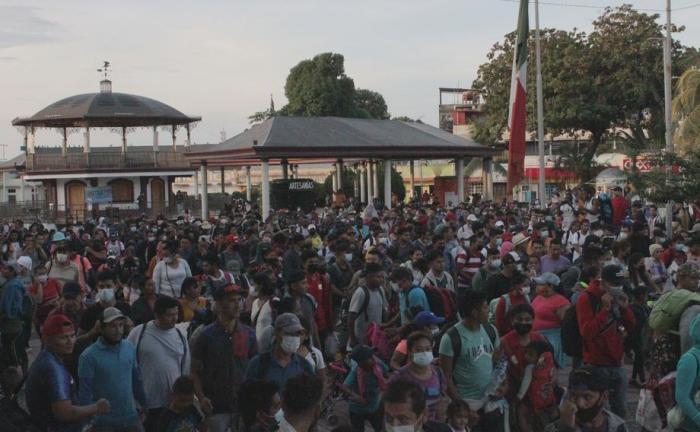 Die Migranten machen sich in einer Gruppe auf den Weg nach Mexiko-Stadt. Foto: epa/Juan Manuel Blanco