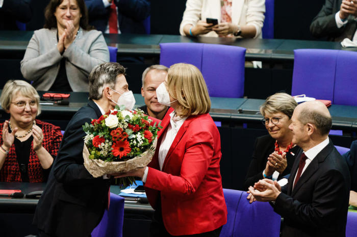 Der deutsche Bundestag hat die SPD-Politikerin Bärbel Bas (M.) zu seiner neuen Präsidentin gewählt. Foto: epa/Clemens Bilan
