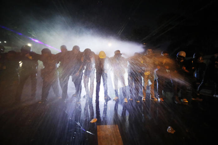 Wasserwerfer und Tränengas wurden von der Polizei auf die Demonstranten abgefeuert. Foto: epa/Diego Azubel