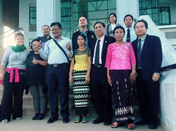 Das Verteidigerteam um Chefanwalt Nakhon Chomphuchat (re.) und den britischen Berater Andy Hall (hi. Mitte) gestern vor dem Provinzgericht Samui. Daneben die Mütter der Angeklagten (rechts).