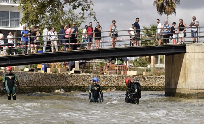 Rettungskräfte suchen in den Fluten nach Überlebenden und Todesopfern. Foto: epa/Atienza