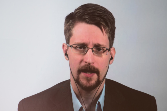 Edward Snowden ist auf einer Video-Leinwand in der Urania zu sehen, während er bei einer Liveübertragung über sein Buch «Permanent Record: Meine Geschichte» spricht. Foto: Jörg Carstensen/Dpa