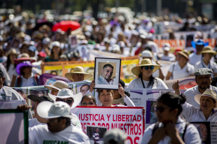 Zahlreiche Frauen marschieren mit Bildern von verschleppten Verwandten bei einem Protest, durch den sie Aufklärung über das Schicksal ihrer Kinder und Verwandten forderten. Foto: Jair Cabrera Torres/dpa