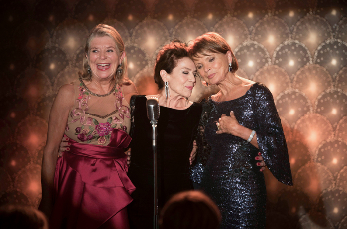 Die drei Freundinnen Helga (Jutta Speidel, l-r), Kiki (Hannelore Elsner) und Marie (Uschi Glas) eröffnen gemeinsam ein Tanzcafe - Szene des Films 