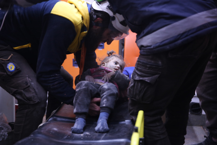 Rettungskräfte versorgen nach einem Luftangriff ein verwundetes Mädchen. Foto: Anas Alkharboutli/Dpa