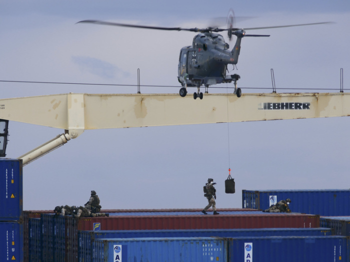Das Handout der Bundeswehr zeigt das Boardingteam der Fregatte «Hamburg», das sich von einem Hubschrauber auf das türkische Frachtschiff «Roseline A» abseilt. Foto: Bundeswehr/dpa