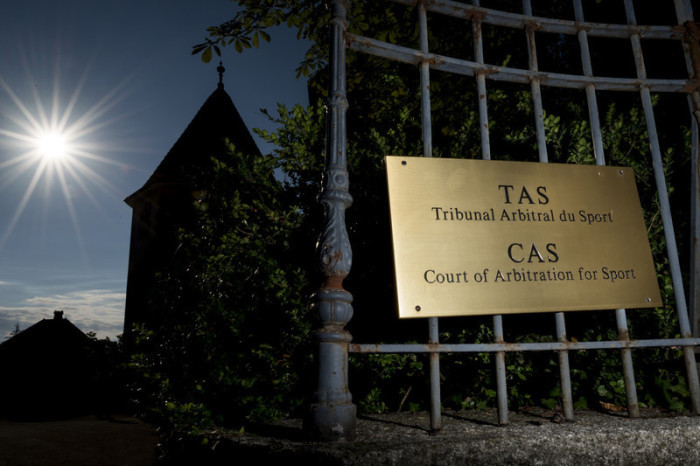Ein Blick auf das Eingangstor zum internationalen Sportschiedsgerichtshof (CAS) vor einer Anhörung in Lausanne. Foto: epa/Jean-christophe Bott