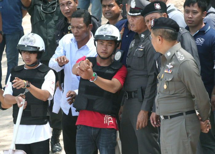 Schnelleres Verfahren gegen die Angeklagten aus Myanmar, hier während der Tatortbegehung im Oktober am Strand des Sairee-Beachs auf Koh Tao – dort waren die Ermordeten am 15. September gefunden worden.
