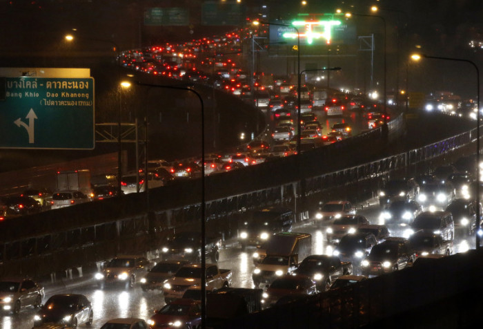 Besonders bei Regen bricht in Bangkok der Verkehr regelmäßig zusammen. Foto: epa/Narong Sangnak