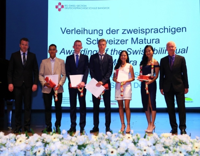 Schulleiter Simon Dörig (l.) und der Schweizer Botschafter in Thailand, S.E. Ivo Sieber (r.) gratulierten den fünf Maturanden.