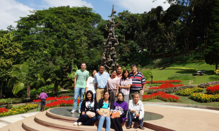 1, 2, 3... cheeeeeeese! Gruppenfoto in den königlichen Gärten Mae Fah Luang auf dem Doi Tung nahe Chiang Rai.