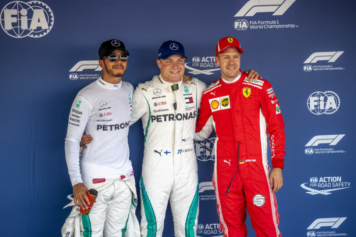Valtteri Bottas (M.) holte im Qualifying die Pole Position, Lewis Hamilton (l.) und Sebastian Vettel (r.). Foto: epa/Srdjan Suki	