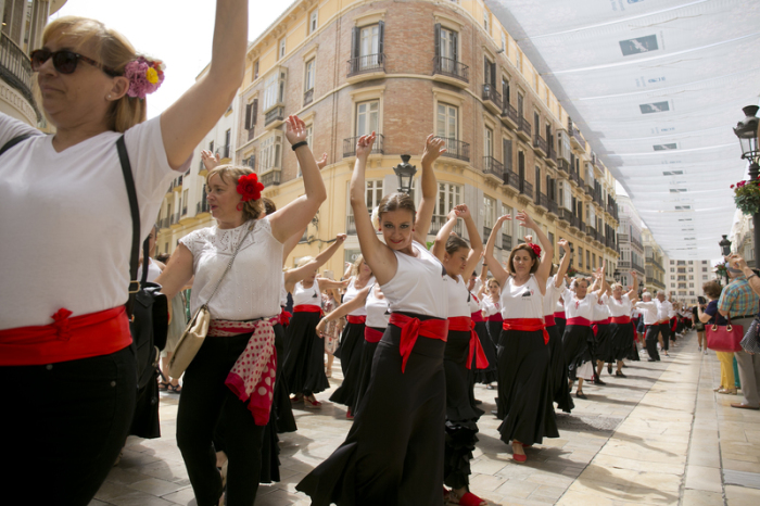 Teilnehmer eines Weltrekordversuchs tanzen Flamenco, um den Rekord der größten Gruppe die gleichzeitig Flamenco tanzt zu brechen.  Foto: Alvaro Cabrera/Dpa