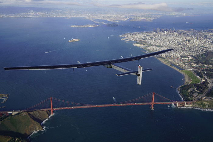 Der Schweizer Sonnenflieger «Solar Impulse 2» hat den Pazifik überquert und wird in Silicon Valley gefeiert. Foto: epa/Jean Revillard