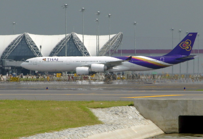 Eine Maschine der Thai Airways International auf dem Weg zur Parkposition am Bangkoker Suvarnabhumi Airport. Foto: epa/Narong Sangnak