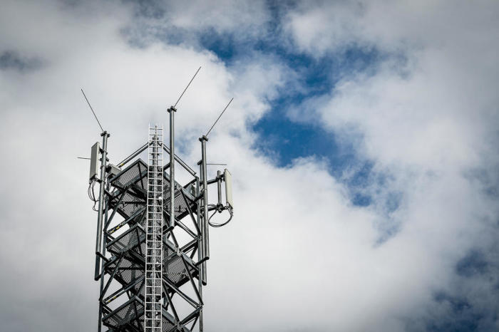Ein von Wolken umgebener Mobilfunkmast in Düsseldorf. Gemessen an der Abdeckung mit dem Mobilfunkstandard LTE (4G) liegt Deutschland weit hinter den meisten anderen europäischen Ländern zurück. Foto: epa/Sascha Steinbach