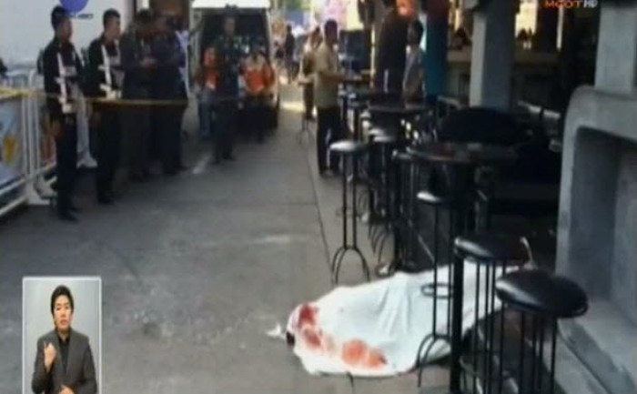 Toter Langzeittourist Mehmet Polot in einer Seitenstraße der ‚Solo Bar‘ in Chawengs Zentrum. Laut Ermittlungen überregionaler Kriminalisten war der Türke unbewaffnet und wurde von zwei Bediensteten mit zwei Waffen erschossen.