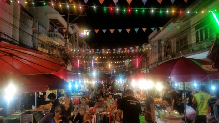 Lebhaft, wuselig geht es zwischen den vielen Marktständen zu, an denen thailändische Leckerbissen erhältlich sind. Fotos: Jahner
