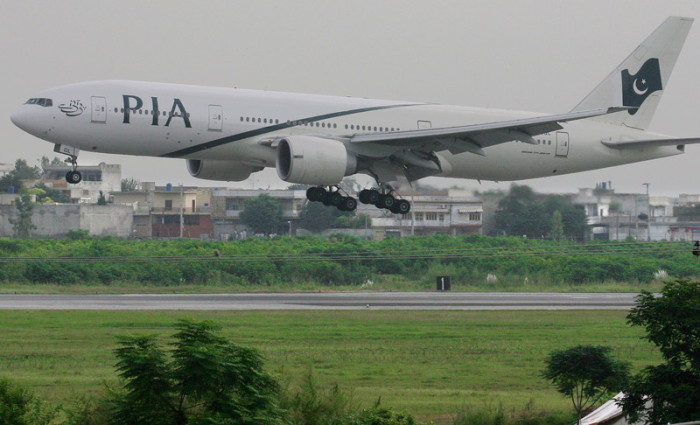Eine Maschine der Pakistani International Airline (PIA) landet auf dem alten Flughafen von Islamabad. Archivbild: epa/Olivier Matthys