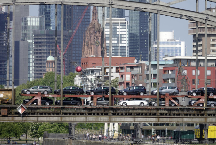 Ein Autozug transportiert werksneue Opel-Fahrzeuge in Frankfurt am Main. Foto: epa/Mauritz Antin