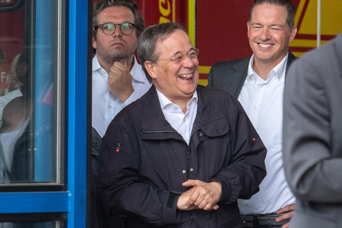 Armin Laschet (CDU), Ministerpräsident von Nordrhein-Westfalen, lacht während Bundespräsident Steinmeier (nicht im Bild) ein Pressestatement gibt. Foto: Marius Becker/dpa